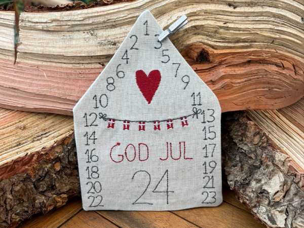 Adventskalenderhaus aus Stoff God Jul - ITH-Stickdatei